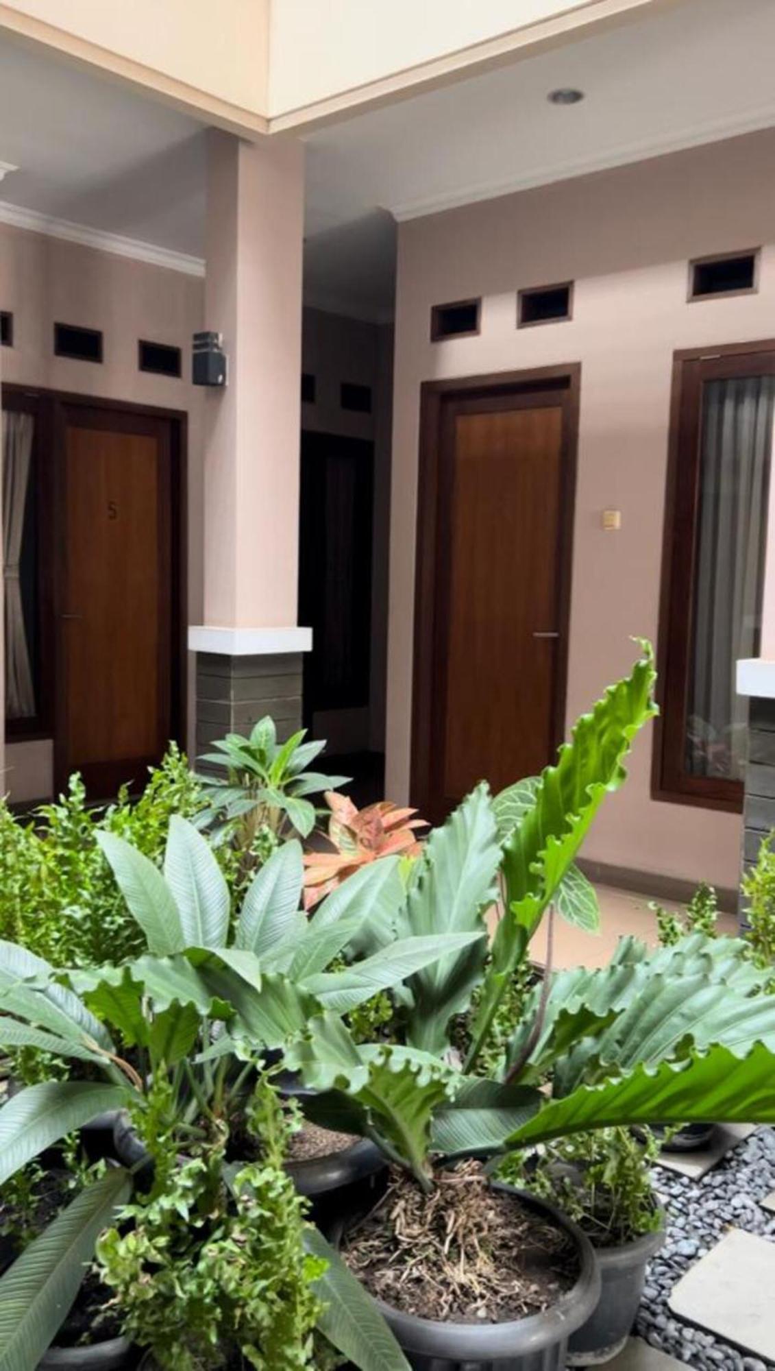 Hens Guesthouse Syariah Gadobangkong Exterior foto